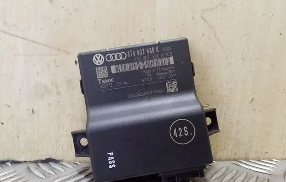 Audi A5 8T 8F Gateway control module 8T0907468K