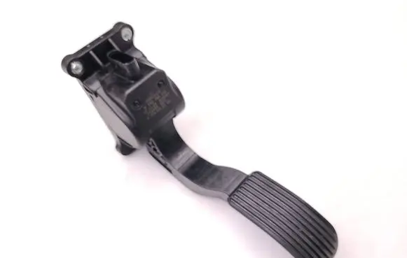 Accelerator throttle pedal