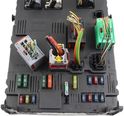 Peugeot 206 Fuse module 9650584680 S118035220B BSIE0200