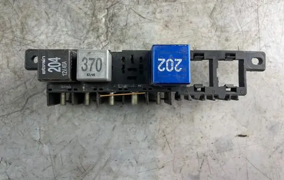 Volkswagen PASSAT B5 Relay mounting block 8l0941822a