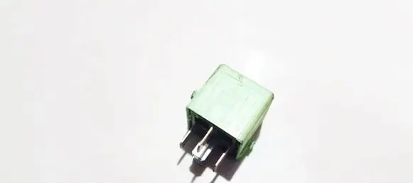 BMW 5 E39 Other relay 61368373700 v23134-k59-x312