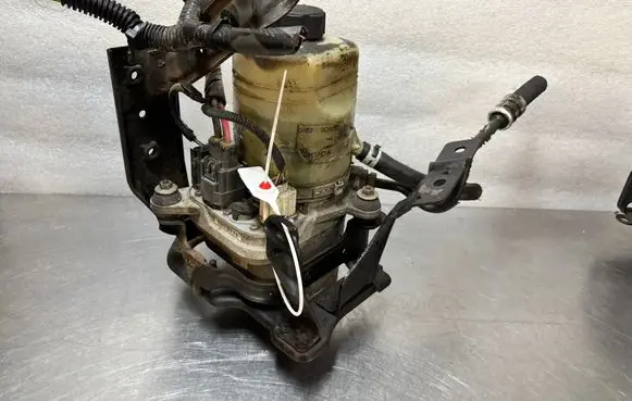 Ford Focus Power steering pump 4M513K514CC