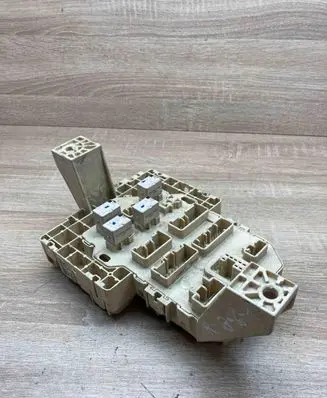 Suzuki Swift I Fuse module U290IZI0 YN222R 070510