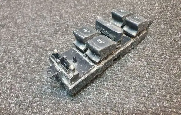 Volkswagen PASSAT B5.5 Electric window control switch 1J4959857B F005S00072