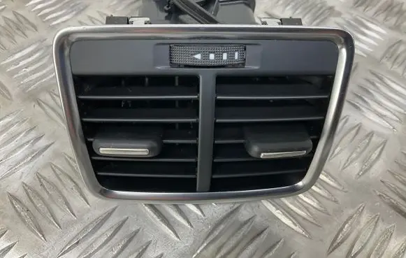 Audi Q3 8U Rear air vent grill 8U0819203