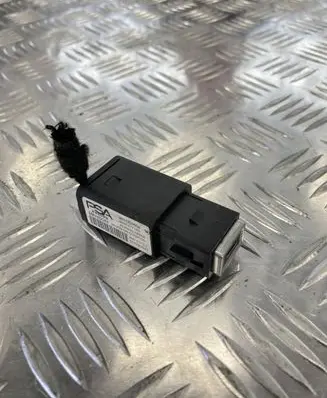 Citroen C4 III e-C4 USB socket connector 98313506DX