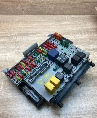 Opel Vectra B Fuse box set 90504534 Noplugsocket
