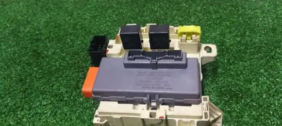 Toyota Corolla E120 E130 Fuse module 8264112150 2410000100