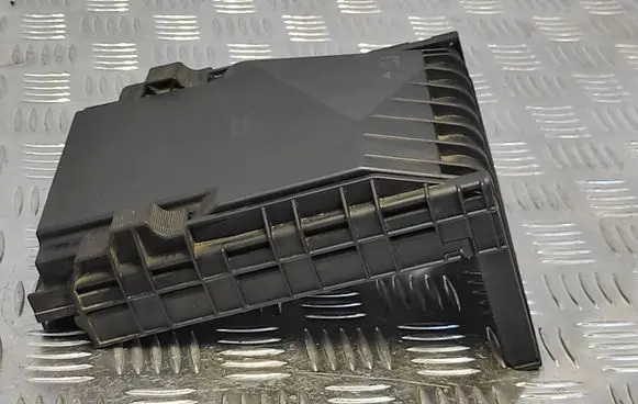 Volkswagen PASSAT B6 Fuse box cover 1K0937132F