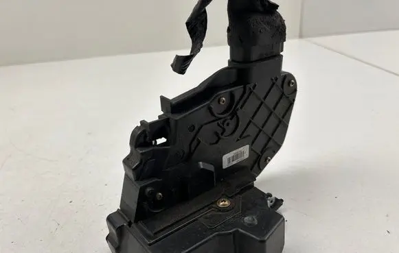 Volvo S40 Front door lock 30699793