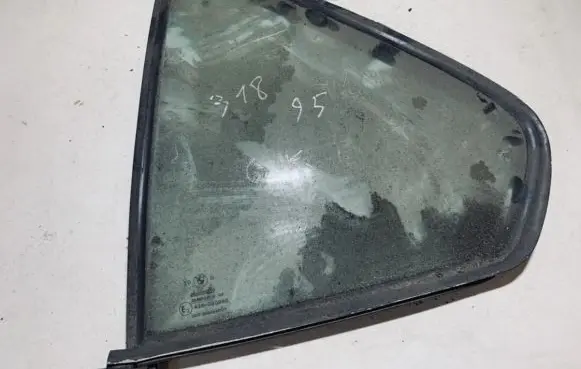 Rear vent window glass
