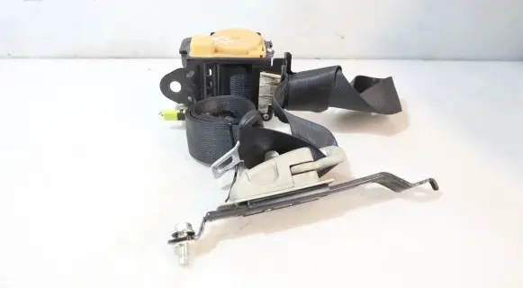Nissan Note (E11) Front seatbelt