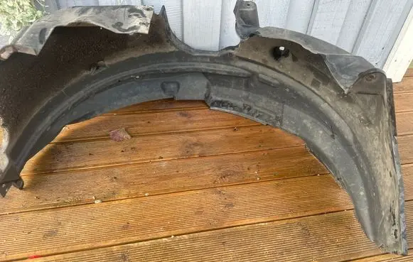 Front wheel arch liner splash guards