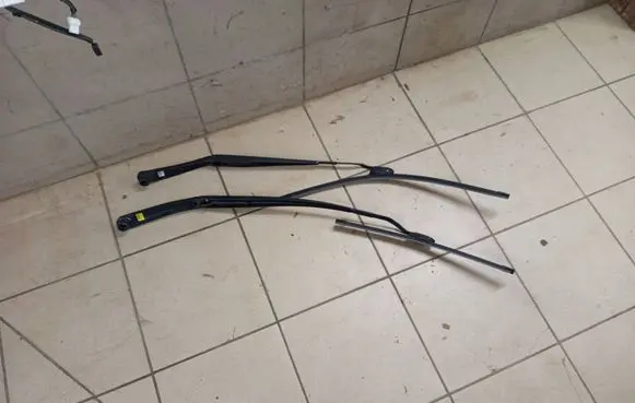 Hyundai Ioniq 5 Front wiper blade arm 