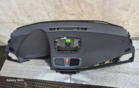 Renault Megane III Dashboard 681000022R B90263938 1004615