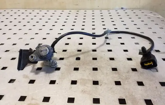 Opel Frontera B Front door lock (next to the handle) 
