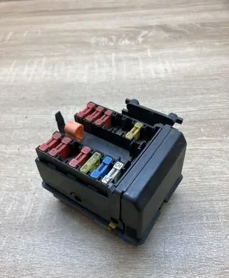 Peugeot 406 Fuse module 9608173180