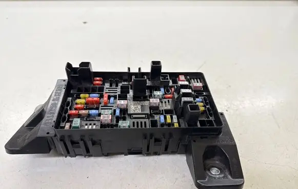 Ram 1500 Fuse module 68430153AB 96571630177