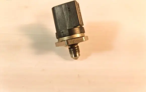 Audi A6 S6 C6 4F Fuel pressure regulator 06D906051C