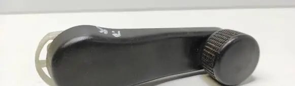 Volkswagen Golf III Front door window winding handle 1H0837581B