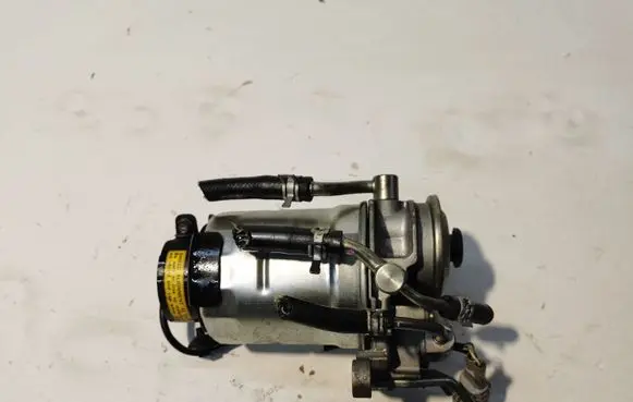 Toyota Avensis T270 Fuel filter bracket/mount holder 