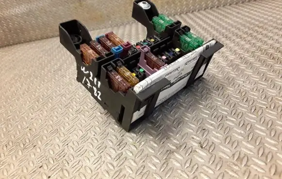 Mercedes-Benz E W211 Fuse box set 2115450301 A2115450301