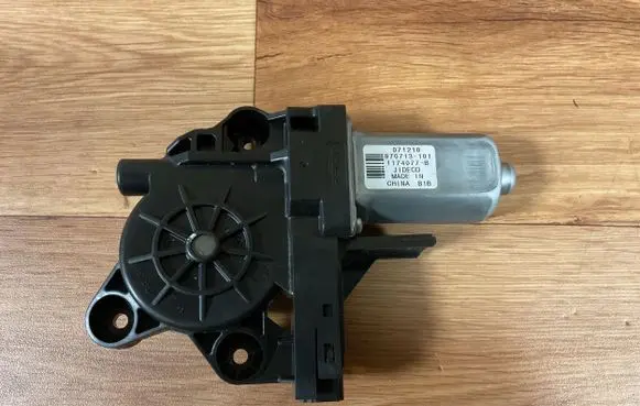 Volvo V70 Front door window regulator motor 970713101 1174077B 071210