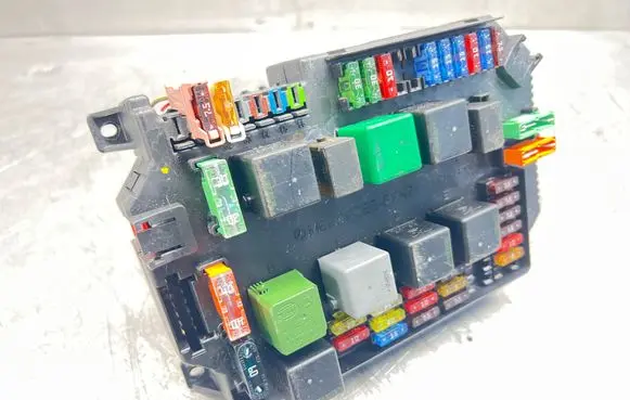 Mercedes-Benz S W221 Fuse box set A2215402250 A2215450001 A2215458345