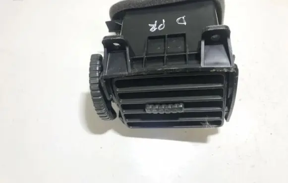Nissan X-Trail T30 Dash center air vent grill 68761eq000