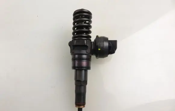 Skoda Octavia Mk2 (1Z) Fuel injector 0414720215 038130073AG