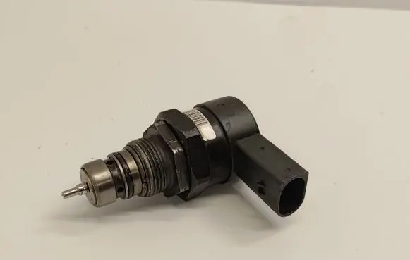 BMW X3 E83 Fuel pressure regulator 7805733 13537805733 0281002481