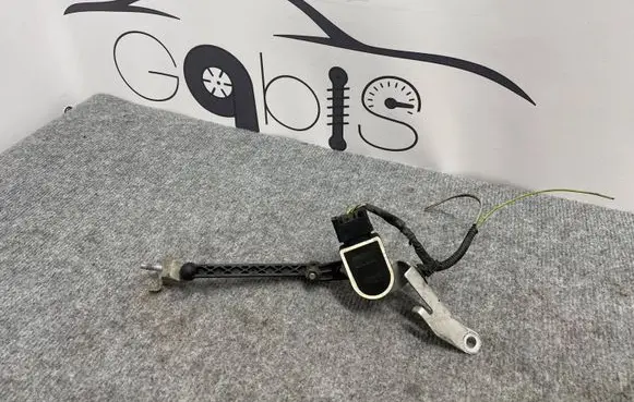 Headlight/headlamp level sensor