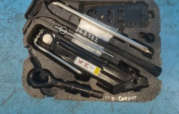 Mini One - Cooper Coupe R56 Tool box 6778555