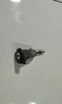Volkswagen Polo IV 9N3 Front door lock (next to the handle) 