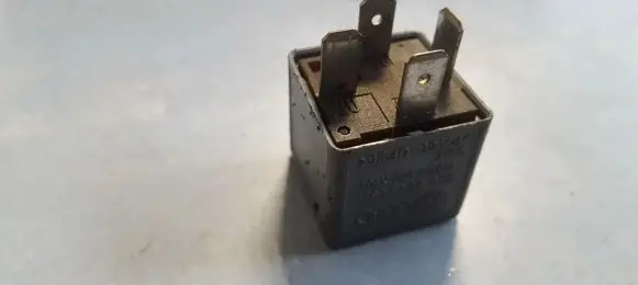Volkswagen PASSAT B5.5 Other relay 8D0951253A