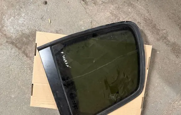 Volkswagen Touran II Rear vent window glass 