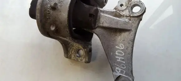 Honda Civic Engine mount bracket 52smj