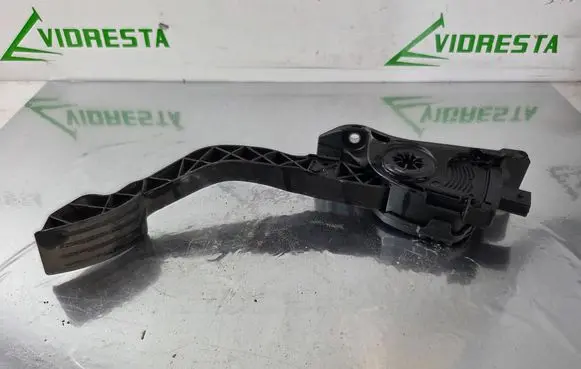 Accelerator throttle pedal