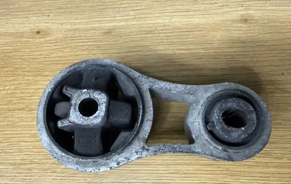 Opel Vivaro Engine mount bracket 66683