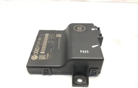 Audi A5 8T 8F Gateway control module 8T0907468F