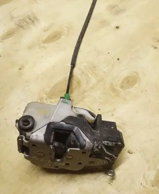 Opel Insignia A Front door lock 13579023