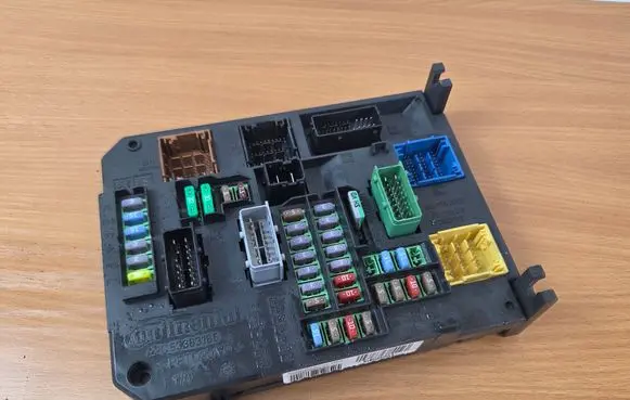 Peugeot 308 Fuse module 9806687880 BSLIQ0301