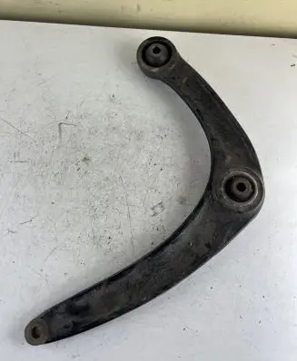 Peugeot 308 Front lower control arm/wishbone 833548