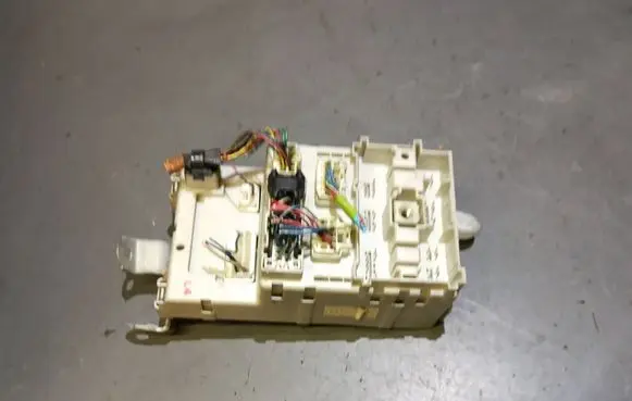 Toyota RAV 4 (XA20) Fuse module 8273342080 2H3100M2