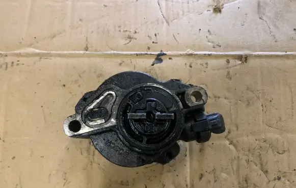 Ford Focus Vacuum pump D1561B 2401P