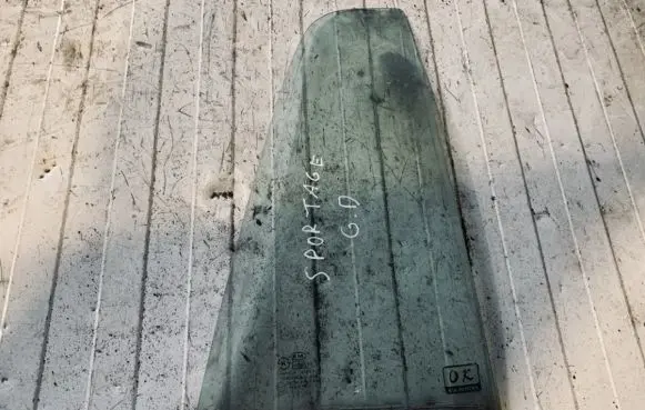 Rear vent window glass