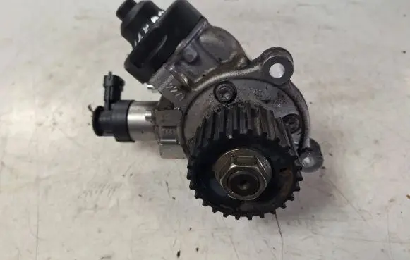 Alfa Romeo Stelvio Fuel injection high pressure pump 0445010747