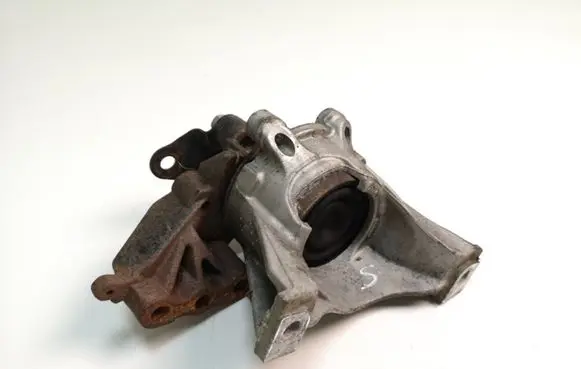 Honda CR-V Engine mount bracket