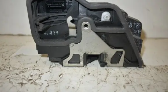 BMW X3 E83 Front door lock 7167074