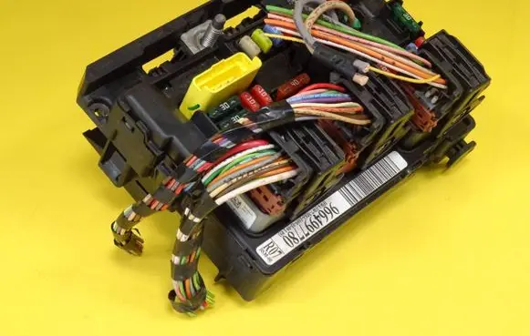 Peugeot 207 Fuse module 9664997780